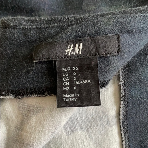 3/$10 H&M floral mini skirt - Picture 4 of 5